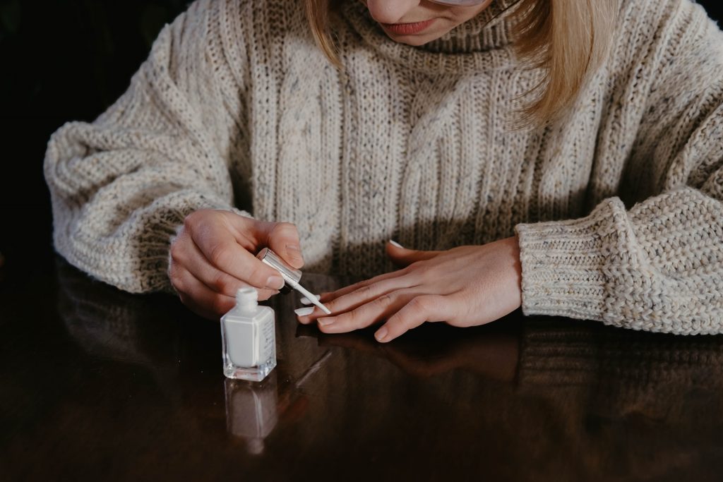 applying-nail-polish